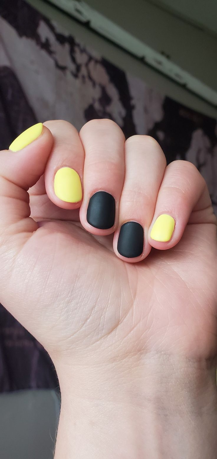 Yellow Matte Nails Design, Black And Yellow Nails Short, Black And Yellow Nails Simple, Black And Yellow Nails Design, Yellow Matte Nails, Black Yellow Nails, Yellow Black Nails, Matte Yellow Nails, Yellow And Black Nails