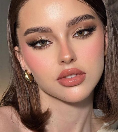 Gold Makeup Looks Wedding, Soft Bold Makeup Looks, Makeup Looks Simple Glam, Soft Glam Makeup Matte, Prom Makeup Indian, Makeup Inspo Soft Glam, Dewy Full Glam Makeup, Middle Eastern Bridal Makeup, Prom Makeup Yellow