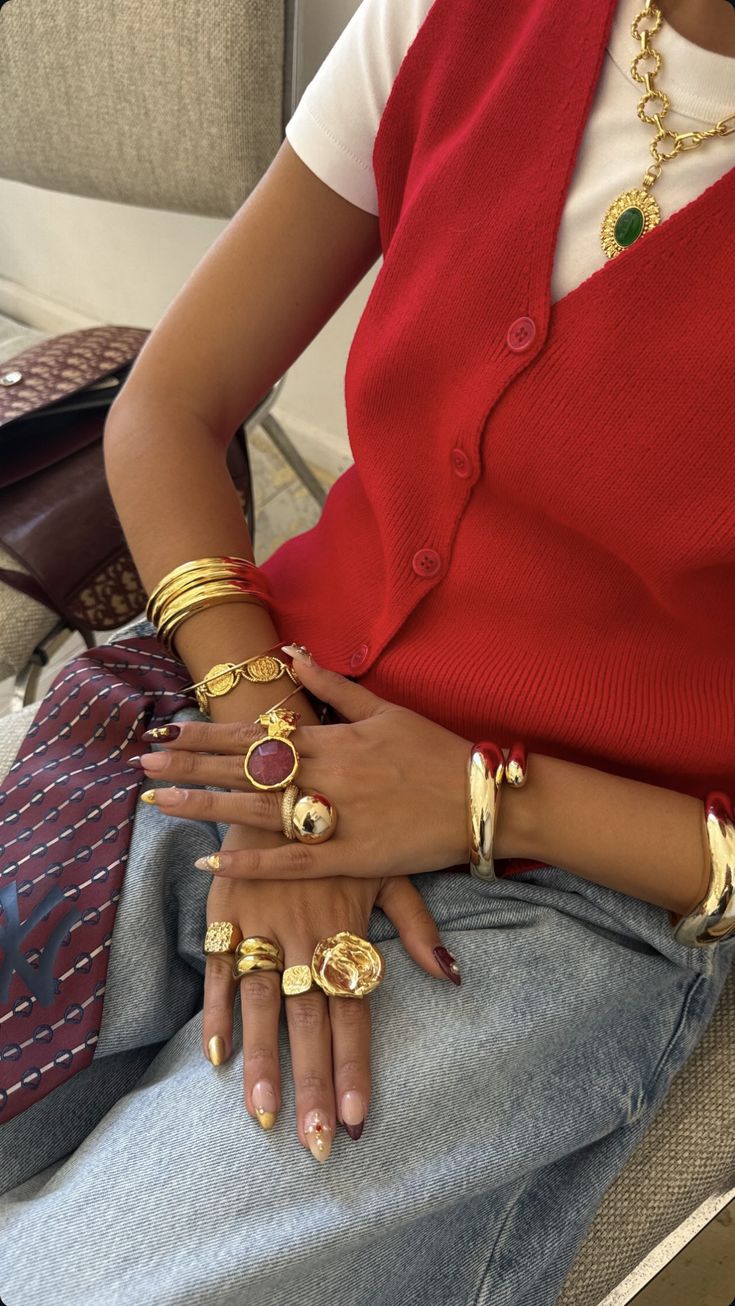 Chunky Gold Jewelry, Dope Jewelry Accessories, Stile Hijab, Gold Girl, Dope Jewelry, Chunky Jewelry, Jewelry Lookbook, Stacked Jewelry, Jewelry Outfit