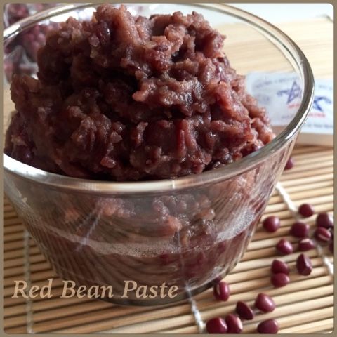 red bean paste in a glass bowl on a bamboo mat