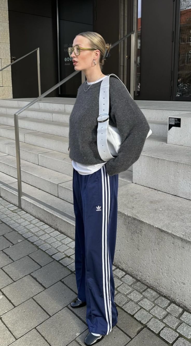 Adidas Capris Outfit, Basic Outfits Sporty, Adidas Trackpant Outfit Street Styles, Adidas Trackies Outfit, No Pants Outfit Trend, Adidas Striped Pants Outfit, Adidas Pants Aesthetic, Track Suit Pants Outfits, Jog Pants Outfit