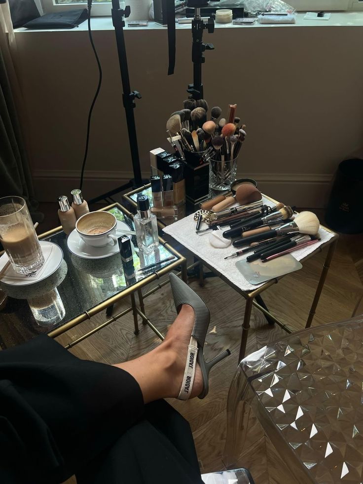 Makeup Artist Manifestation, Makeup Brand Owner Aesthetic, Doing Your Makeup Aesthetic, Cosmetics Business Aesthetic, Makeup Artist Lifestyle, Makeup Artist Aesthetic Vision Board, Mua Aesthetic Job, Makeup Studio Aesthetic, Makeup Aesthetic Pictures