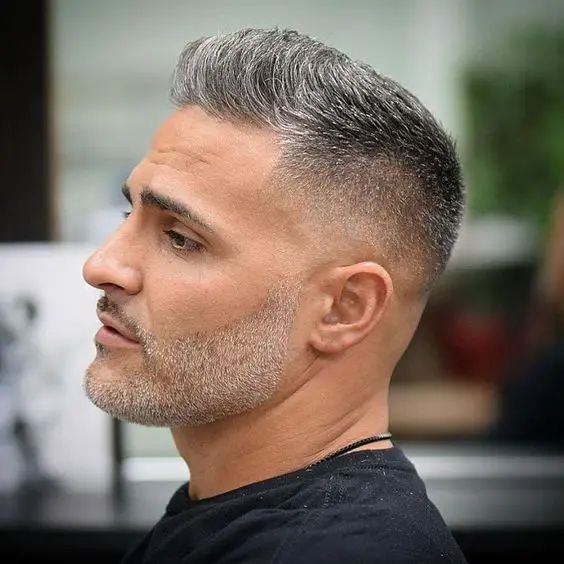 Cortes de cabelo curtos e grisalhos para homens: estilos modernos para os anos 50, 60 e 70 Clipper Cuts Men, Short Men’s Cut, Beard Styles Haircuts, Grey Haircuts, Haircut Gray Hair, Gray Hairstyles, Older Mens Hairstyles, Clipper Cut, Low Fade Haircut