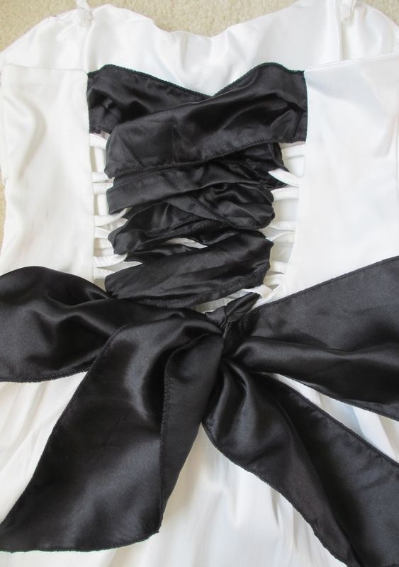 Turn your zipper dress into a ribbon corset dress. Corset Back Dress, Diy Corset, Cut Tee Shirts, Making Dresses, Corset Back, Dresses Modest, Black And White Wedding, Trim Healthy, How To Make Clothes