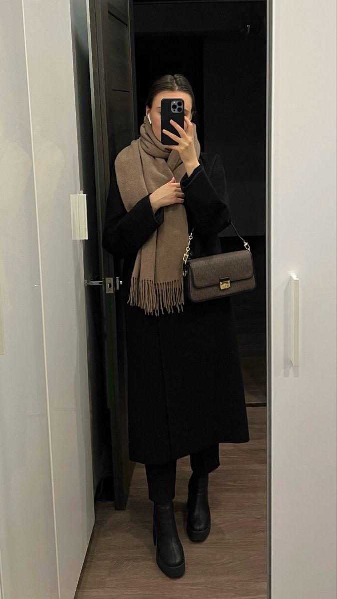 Black Scarf Outfit Winter, Black Coat Street Style, Formal Clothes Women, Business Outfit Women, Muffler Outfit, Black Black Outfit, Hairstyles Old Money, Classy Minimalist Outfits, Winter Office Outfits