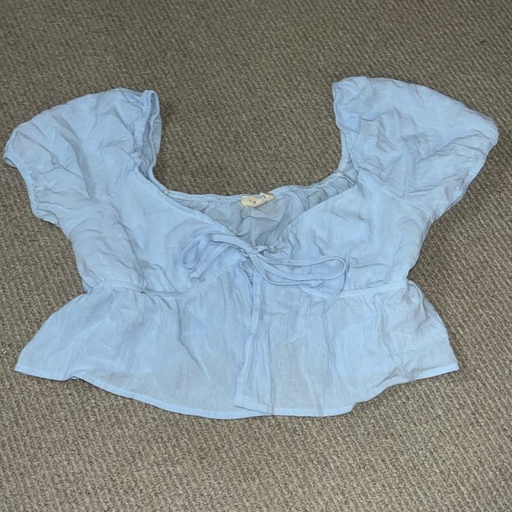 Good Condition Never Worn Cropped Blue Blouse For Summer, Chic Light Wash Tops For The Beach, Chic Light Wash Tops For Beach, Chic Light Wash Beach Tops, Fitted Light Wash Tops For The Beach, Blue Crop Top Blouse For Summer, Chic Light Blue Top For Vacation, Light Wash Cotton Tops For Vacation, Fitted Light Wash Tops For Beach