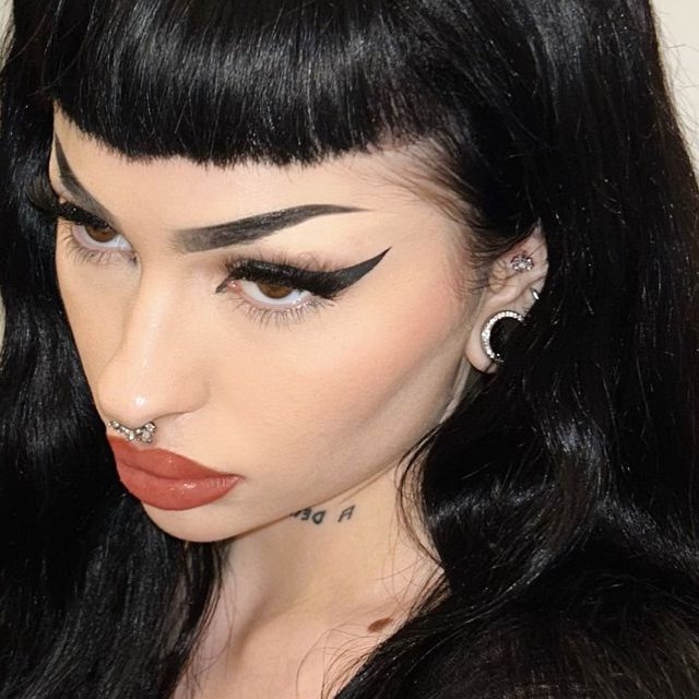 mikayla rez on Instagram: "tiiiredddd" Mikayla Rez, Alt Baddie, Goth Mommy, 2016 Makeup Trends, Kevyn Aucoin Makeup, Alternative Subcultures, Afro Punk Fashion, Cosmetic Contact Lenses, Jet Black Hair