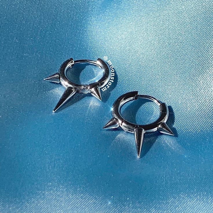 Super edgy vibes with these on. An absolute essential in every jewelry collection. Available in silver or gold - 10mm hoops - Stainless steel - Water resistant - Hypoallergenic - Will not rust or tarnish Punk Jewelry Diy, Edgy Vibes, Spike Hoop Earrings, Gift Ideas Birthday, Face Piercings, Spike Earrings, Punk Jewelry, Ideas Birthday, Funky Jewelry