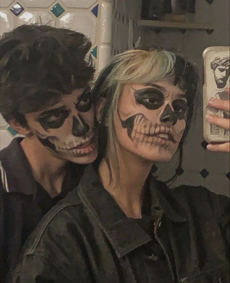 Skeleton Face Paint, Halloween Parejas, Matching Halloween Costumes, Skeleton Face, Skeleton Halloween Costume, Skeleton Makeup, Halloween Makeup Pretty, Couples Halloween Outfits, Cute Couple Halloween Costumes