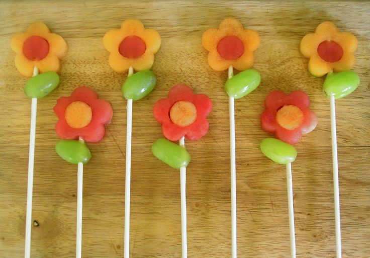 some candy flowers are sitting on top of sticks