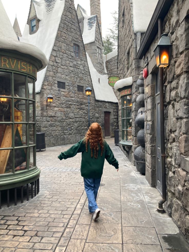 Universal Studios Winter Outfit, Wizarding World Of Harry Potter Pictures, Universal Studios Orlando Photo Ideas, Harry Potter World Aesthetic, Wizarding World Of Harry Potter Outfit, Universal Studios Instagram Pictures, Universal Picture Ideas, Universal Studios Outfit Winter, Hogwarts Orlando