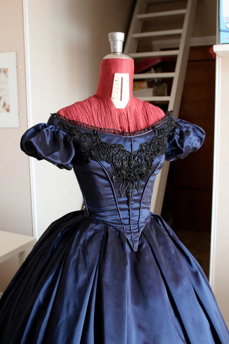 Victorian Prom Dress, Victorian Ball Gowns, Victorian Ball, Victorian Gown, Mode Tips, Modern Victorian, Old Dresses, Vintage Gowns, Historical Dresses