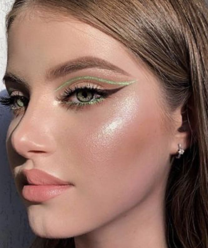 Grafik Eyeliner, Funky Makeup, Green Eyeliner, Rhinestone Makeup, Smink Inspiration, Green Makeup, Eye Makeup Designs, Makijaż Smokey Eye, Colorful Eye Makeup