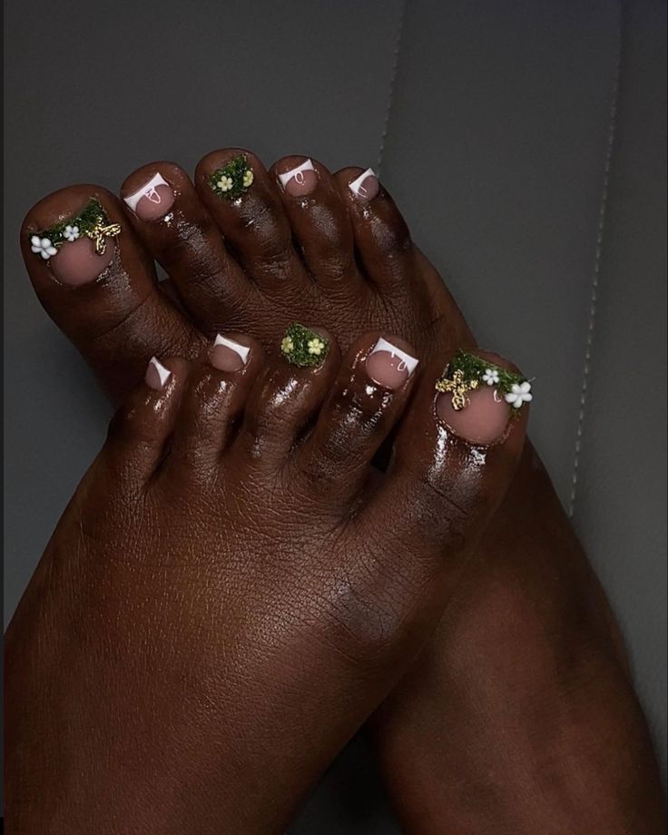 Gold Toe Nails, Green Toe Nails, French Tip Pedicure, Gel Toe Nails, Acrylic Toe Nails, Acrylic Toes, Pretty Toe Nails, Cute Toe Nails, Short Square Acrylic Nails