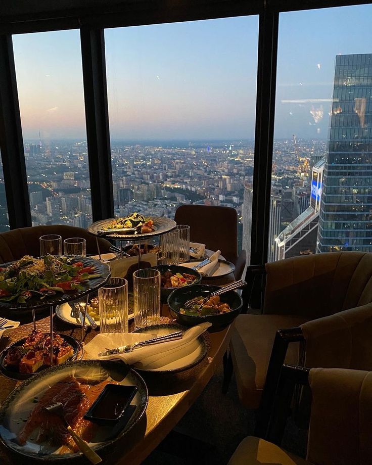 Russian Lifestyle Aesthetic, Rich Restaurant Aesthetic, Penthouse Restaurant, Rich Restaurant, Russian Luxury, Moscow Restaurant, Moscow Travel, Penthouse View, Aesthetic Restaurant