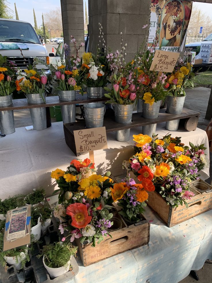 flowers are on display at an outdoor market