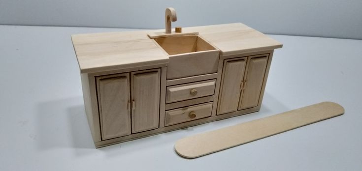 Popsicle Stick Miniature Furniture Mini Kitchen Cabinet, Barbie Kitchen Diy, Miniature Kitchen Diy, Dollhouse Kitchen Cabinets, Doll Furniture Tutorial, Dollhouse Furniture Tutorials, Diy Dollhouse Furniture Easy, Sticks Furniture, Dollhouse Miniatures Kitchen