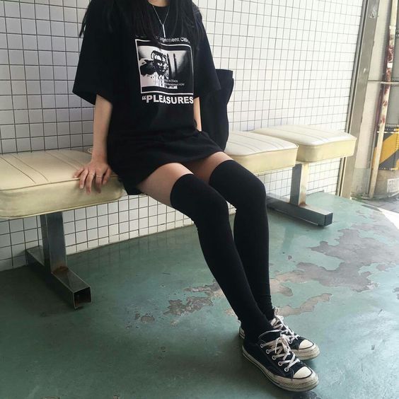 Outfits sexys con los que puedes usar calcetas largas si eres penosa Egirl Fashion, Look Grunge, E Girl Outfits, K Fashion, Black Socks, Alternative Outfits, Goth Outfits, Edgy Outfits, Harajuku Fashion