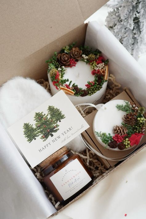 Christmas Candle Box Ideas, Christmas Candle Gift Box Ideas, Gift Wrapping Candles, Candle Scents Recipes, Candle Bouquet, Candle Making Recipes, Christmas Candles Diy, Homemade Candle, Xmas Candles