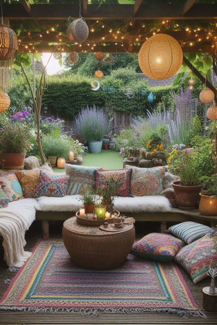 an outdoor living area with lots of plants and lights