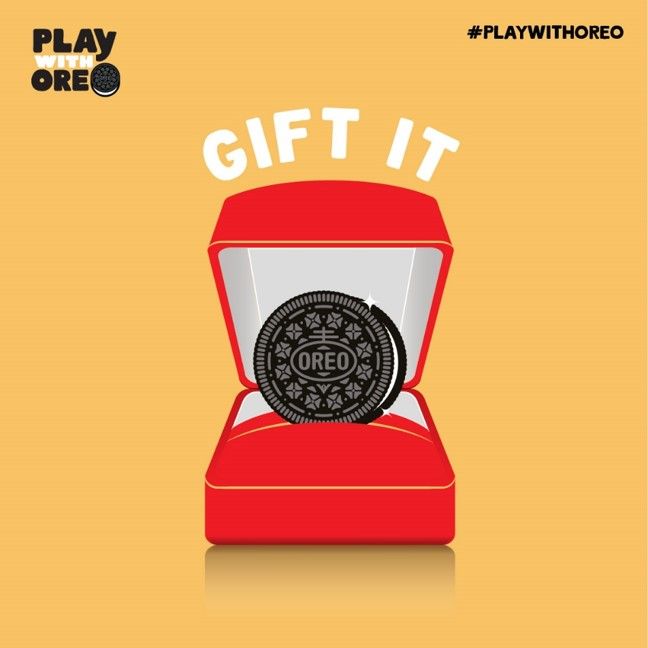 an oreo cookie in a red box with the words play or die on it