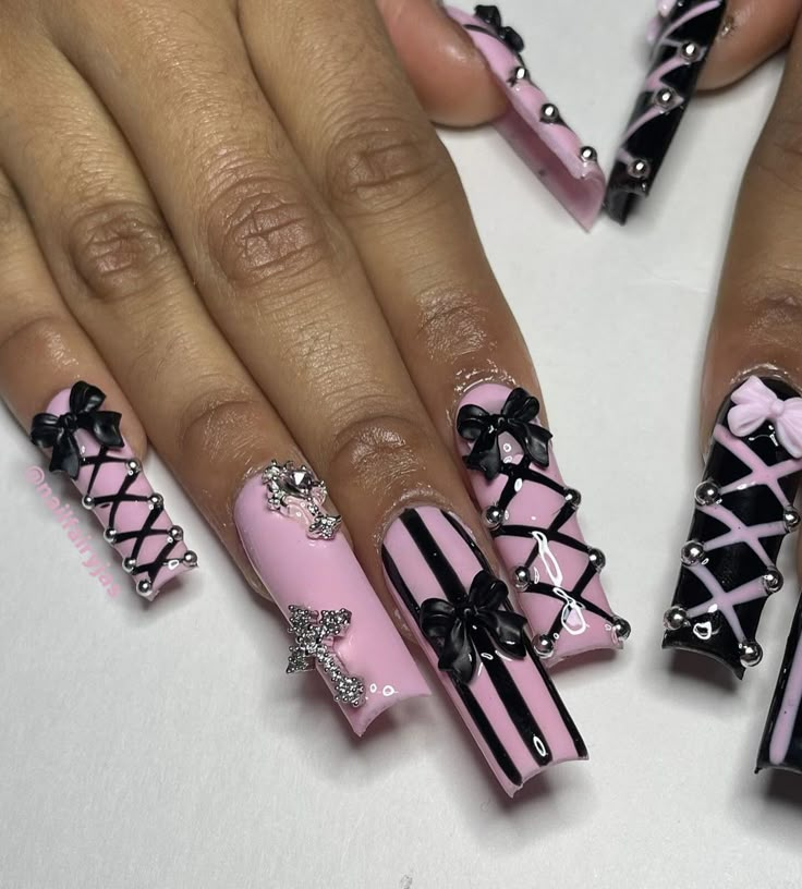 Obsessed with these 🥰 • • • •inspo @thenailkingpin | Instagram Ed Hardy Nail Art, Pink Nails Chrome Hearts, Pink And Black Chrome Heart Nails, Barbwire Nails, Ed Hardy Nails, Y2k Stilletos Nails, Pink Mcbling Nails, Junk Nails, Acrylic Nail Set