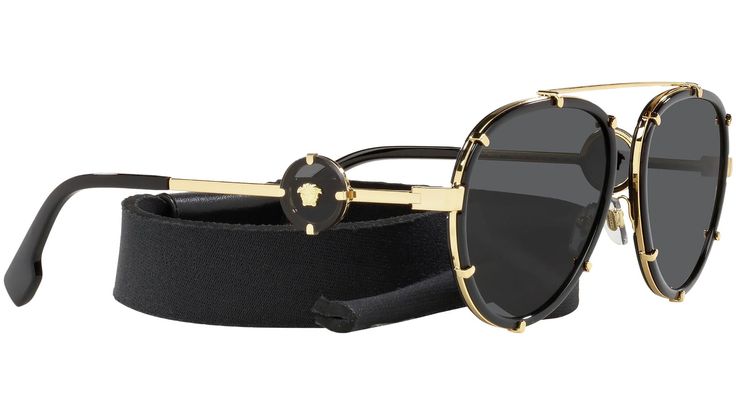 Colección de gafas de sol Versace modelo VE2232, variante de montura negra, código de color 143887 con lentes gris oscuro. Versace es una de las casas de moda de lujo más emblemáticas y famosas del mundo. Orgullosamente italiano, está diseñado para hombres y mujeres que desean un estilo moderno y glamuroso que combine sofisticación y atractivo sexual. La Maison es el epítome del glamour sensual, sexy y empoderador: un verdadero símbolo del lujo italiano. Designer Matte Black Sunglasses With Uv Protection, Designer Matte Black Sunglasses With Uva Protection, Designer Matte Black Sunglasses With Gradient Lenses, Luxury Aviator Shield Sunglasses With Gradient Lenses, Luxury Aviator Shield Sunglasses With Uv Protection, Luxury Aviator Sunglasses With Polarized Lenses, Luxury Polarized Aviator Shield Sunglasses, Designer Aviator Sunglasses With Tinted Lenses, Designer Black Shield Sunglasses With Uva Protection