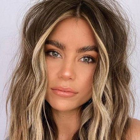 Short Brown Hair With Money Piece, Money Piece And Underneath Hair, Brown Hair Blonde Money Piece, Money Peice Hair Ideas, Chunky Money Piece Hair, Light Brown Hair With Money Piece, Dirty Blonde Hair With Money Piece, Peekaboo Balayage, Bold Money Piece Hair