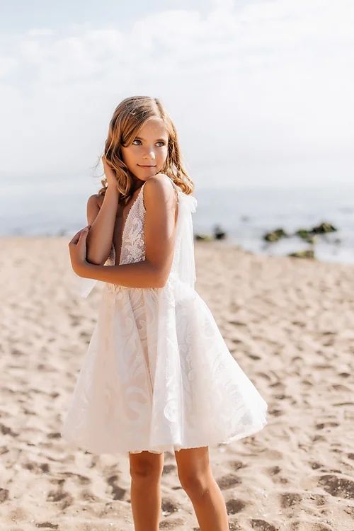 Detalles de la espalda: sin espalda
Material: tul, encaje
Longitud de la manga: sin mangas
Dobladillo: hasta el suelo
Adorno: apliques Elegant Flower Girl Dress, Sleeveless Ball Gown, Flower Girls Dress, White Lace Shorts, Sweet Lips, Girls Frock Design, Girls Crop Tops