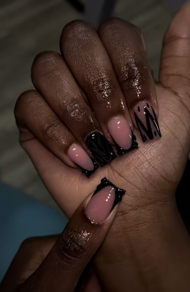 Medium Black Nail Designs, Black Unique Nails, Short Square French Tip Nails Design, Black Nail Sets Designs, Nails Acrylic Pink And Black, Short Birthday Nails Acrylic, Black French Tips With Design, Cute Short Black Nails, Black French Tip Nails With Design