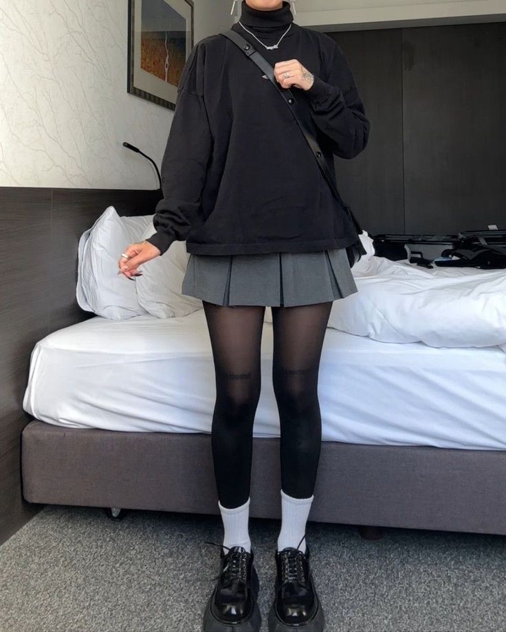 Outfits With Turtle Neck, Women Turtleneck Outfit, Two Shirts Outfit, How To Style A Black Shirt, Turtle Neck Outfit Black, Dress Over Shirt Outfit, Cute Black Clothes, Shorts Outfits Winter, Outfits With A Black Skirt