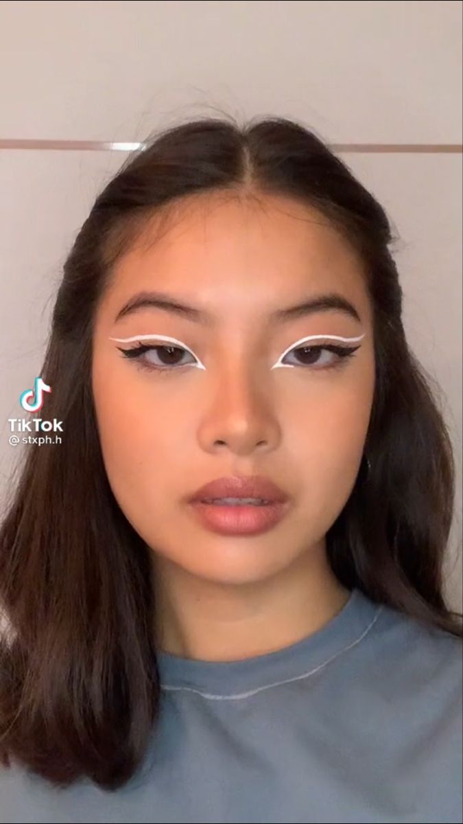 Simple White Liner Looks, Cool White Eyeliner Looks, White Eyeliner Hooded Eyes, White Liner Makeup Looks, White Eyeliner Ideas, White Liner Makeup, White Eyeliner Looks, White Eye Makeup, White Eyeliner Makeup