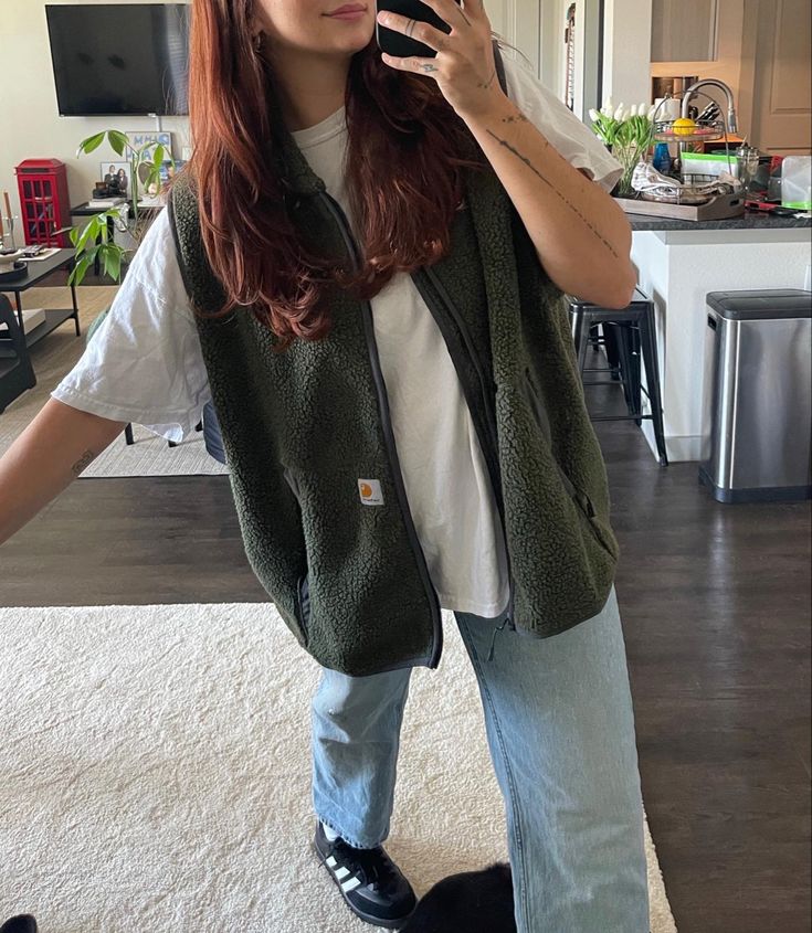 Pnw Spring Outfit, Green Fleece Vest Outfit, Trader Joe’s Outfit, Outfit Ideas Utah, Clean Boho Aesthetic Outfits, Fall Clothes 2024, Pottery Outfits, Granola Teacher Outfit, Field Work Outfit