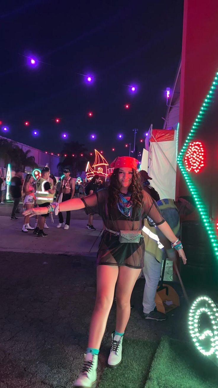 Simple Rave Outfits, Electro Festival Outfit, Summer Rave Outfits, Rave Outfits Diy, Rock Festival Outfit, Bonnaroo Outfits, Rave Party Outfit, Festival Outfit Ideas, Rave Fit