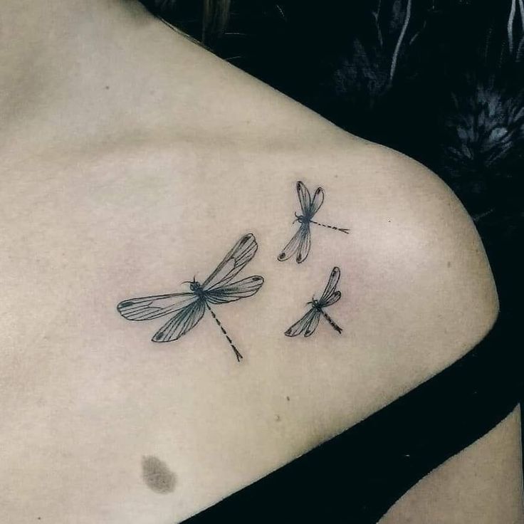 Fly Tattoos, Small Spiritual Tattoos, Small Dragonfly Tattoo, Flying Tattoo, Dragonfly Tattoo Design, Tattoo Trend, Spiritual Tattoos, Wrist Tattoos For Women, Cool Small Tattoos