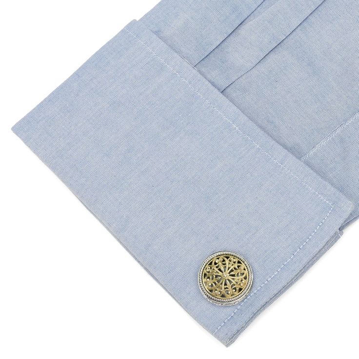 El patrón adornado que Konstantino hizo en oro amarillo de 18 quilates muestra que eres un hombre que presta atención a los detalles.  Eso y tienes un impecable sentido del estilo.     Gemelos de Konstantino. Elegant Engraved Cufflinks, Elegant Engraved Cufflinks For Business, Luxury Engraved Cufflinks For Business, Timeless Engraved Business Cufflinks, Timeless Engraved Cufflinks For Business, Hallmarked Classic Cufflinks For Business, Luxury Engraved Cufflinks For Formal Occasions, Luxury Gold Cufflinks For Business, Engraved Yellow Gold Cufflinks