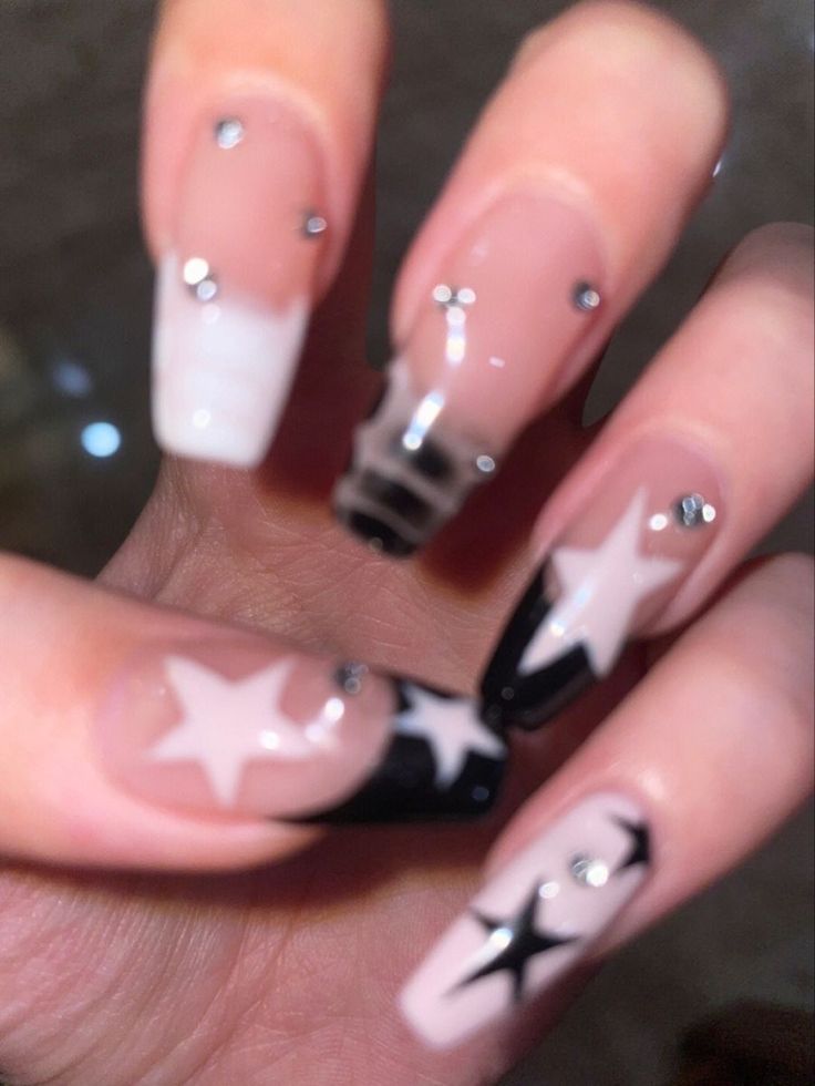 Star Nails Inspo Y2k, Nail Inspo Stars Y2k, Korean Y2k Nails, Cute Nails Acrylic Y2k, Aesthetic Korean Nail Ideas, Nail Ideas Y2k Medium, Y2k Nail Art Designs, Nails Y2k Stars, Nail Y2k Designs