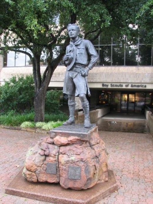 a statue of a man standing in front of a building