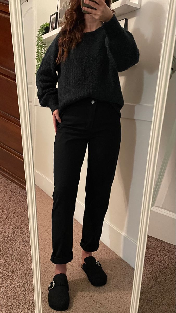 Boston Clogs Work Outfit, Black Clogs Outfit Winter, Black Birks Outfit, Clogs Outfit Black, Birkenstock Boston Business Casual, Birkenstock Clog Outfit Black Women, Birkenstock Outfit Black, Black Clogs Outfit For Women, Boston Clogs Outfit Black Jeans