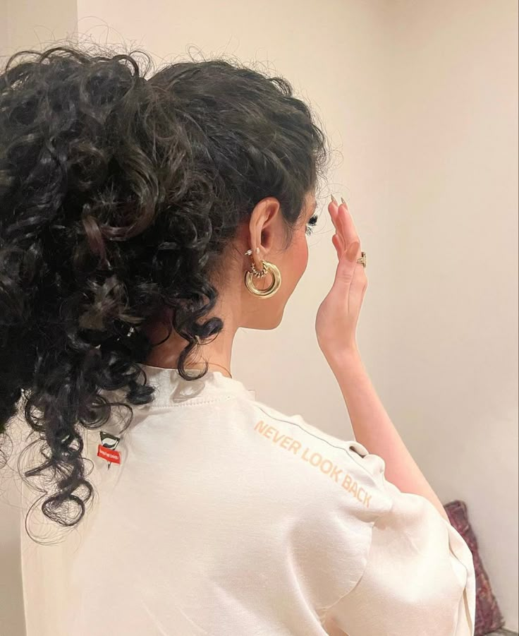 Curly Hair Bun, Curly Hair Photos, Curly Hair Styles Easy, Curly Hair Inspiration, Hair Bun, Baddie Hairstyles, Long Curly Hair, Hair Curly, Curly Girl