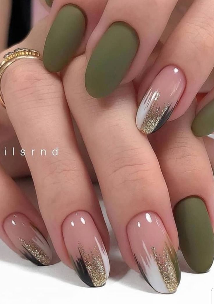 Elegant Work Nails, Simple Creative Nails, Work Nails Acrylic, Gel Nail Art Designs Unique, Elegant Green Nails, Green Nail Art, Manicure Nail Designs, Fall Gel Nails, Green Nail Designs