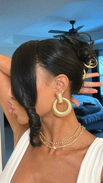 TEE on Instagram: "feeling like my best self when I throw a golden claw clip in my hair 💅🏽. I think the 3rd one is my favorite. What about you? I’ve added these claw clips to my amazon storefront if you need them. 😘 #naturalhairstyles #clawcliphairstyle #amazonhairaccessories #amazonclawclips" Claw Clip Styles Black Women, Up Do Claw Clip, Claw Clip Formal Hair, 4c Braids Natural Hair, Claw Clip Hairstyles Short Hair Black Women, Side Part Claw Clip Hairstyles, Updo Hairstyles Claw Clip, Black Outfit Gold Accessories, Baddie Claw Clip Hairstyles