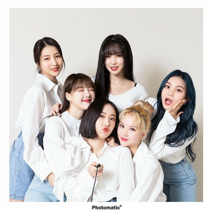 Group Photo Poses, Group Picture Poses, Graduation Photography Poses, Group Photography Poses, Group Poses, Studio Poses, Photoshoot Studio, Soo Jin, 6th Anniversary