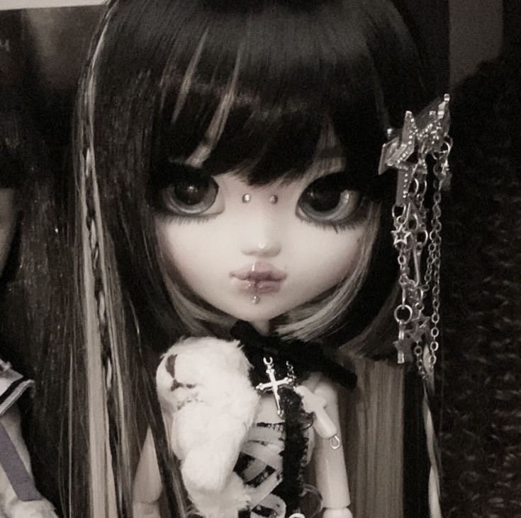 two dolls with black and white hair are next to each other