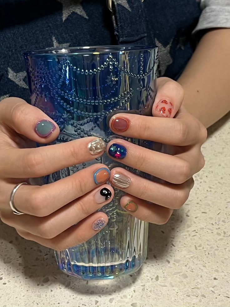 Korean Nail Art Spring, Victoria Paris Nails, Short Maximalist Nails, Korean Nails Short, Korean Gel Nails, Minimal Nails Art, Hello Nails, Hippie Nails, Punk Nails