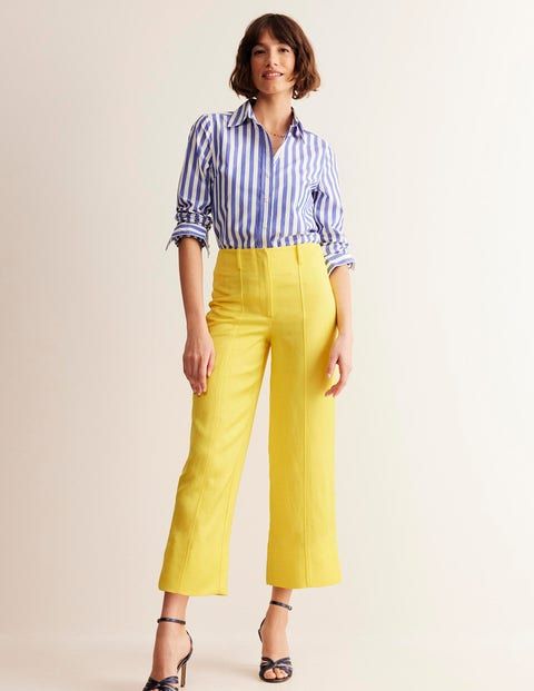 A pair of mid-rise, straight-leg cropped trousers in a smart-but-comfortable twill fabric. Choose from a versatile navy or unmissable yellow. Yellow Floral Pants Outfit, Yellow Trouser Outfit Women, Yellow Trousers Outfit, Linen Trousers Outfit, Yellow Pants Outfit, Floral Pants Outfit, Summer Pants Outfits, Trouser Outfit, Yellow Pants