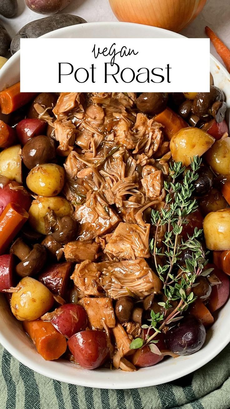 A casserole dish with jackfruit pot roast. Vegan Pot Roast, Vegan Beef, Veggie Stock, Vegetarian Main Dishes, Vegan Holiday, My Keto, Healthy Vegetarian, Delicious Vegan Recipes, Vegan Meals