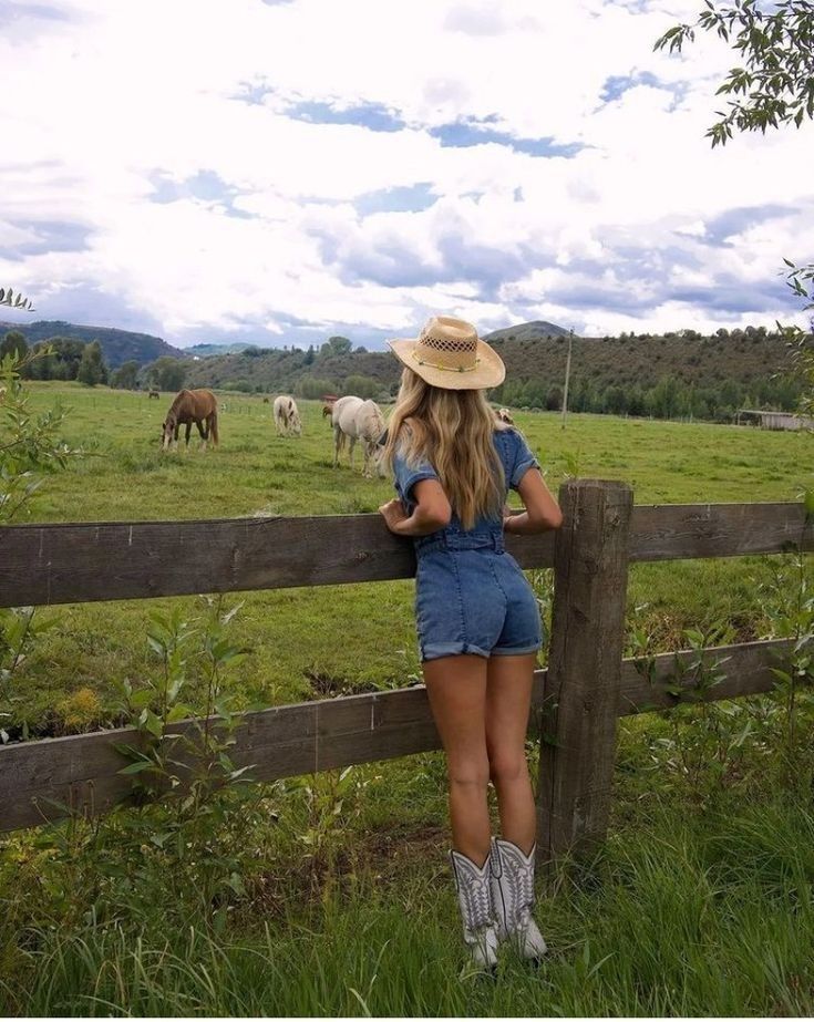 Western Wear Ideas, Miley Stewart Summer, Spring Hiking Outfits, Cowgirl Photoshoot, Cowgirl Photo, Miley Stewart, Cowgirl Style Outfits, Hiking Outfits, Country Summer