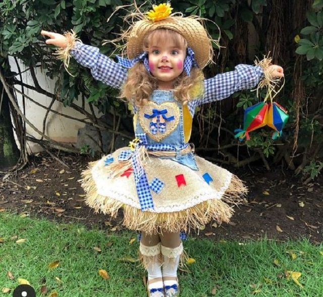 50 Ideias de Roupas para Festa Junina Criativas para Você Copiar | Revista Artesanato Diy Fantasia, Handmade Halloween Costumes, Scarecrow Doll, Themed Halloween Costumes, Box Costumes, Deer Costume, Kids Dress Up, American Doll Clothes, Cute Costumes