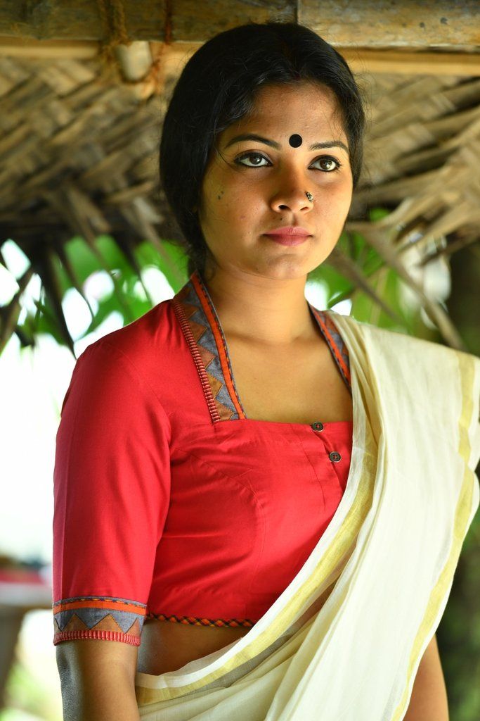 A simple bodice style blouse in dull red with a Theyyam appliqué border. This appliqué is an intricate combination of muted blue and checkered strips agai... Kalamkari Blouse Designs, Blouse Back Neck, Blouse Designs High Neck, Cotton Saree Blouse Designs, Boat Neck Blouse Design, Cotton Blouse Design, Saree Blouse Neck Designs, Blouse Back Neck Designs, Blouse Back